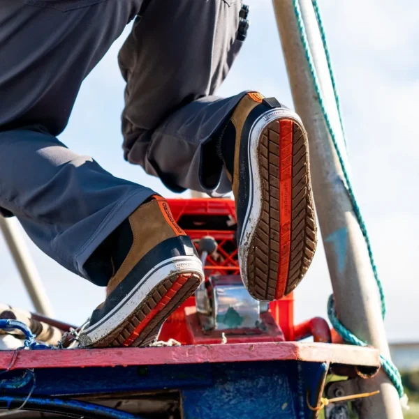 Grundéns Freeboard Leather Chukka> Footwear